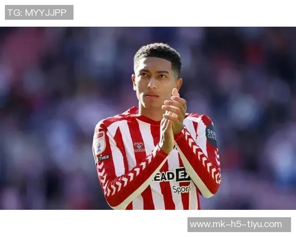 多特高层与球员赛后安慰小贝林厄姆因解围失误致拜仁进球