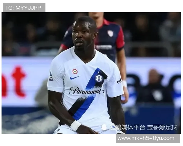 库普梅纳斯传中被扑后图拉姆紧随其后射门再遭门将拒绝